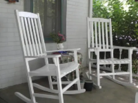 Old Country Charm 2 1/2 blocks from Main St Shopping/Private Get-a-Way w/Hot Tub