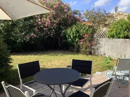 Petite Maison Avec Jardin Privatif au Cœur dun des Plus Beau Village Doleron Отели рядом с достопримечательностью «Île d'Oléron»