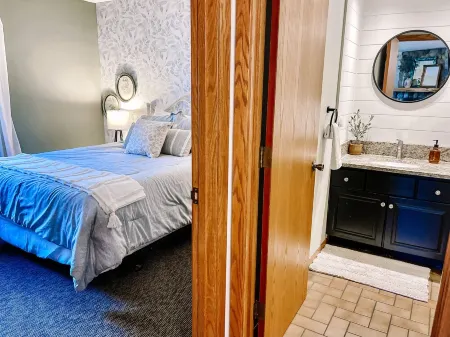 Lovely 1 bedroom Condo with ALL the extras!