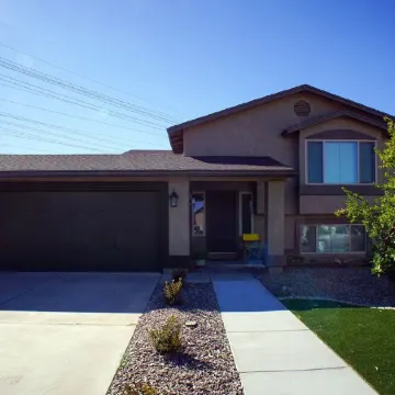 Airport,Downtown,food,shopping,mountain views,WiFi