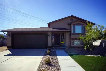 Airport,Downtown,food,shopping,mountain views,WiFi