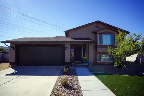 Airport,Downtown,food,shopping,mountain views,WiFi