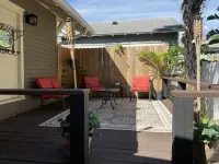 Entire Bungalow, Romantic, Comfy & Cozy! On-Site Parking, 2 Baths Hotels in 