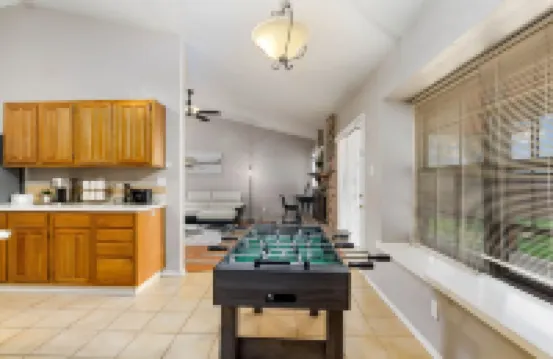 Spacious Master King Bed  Suite, & Fast wi-fi, Mins to Convention Center