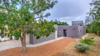 Modern Upscale with Hot Tub / Patio Mister and Pets Welcome - บังกะโล