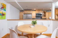 Stay in comfort and style! Encore Private Suite + Free parking! Close to Boston! Hotels in Everett