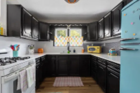 Retro Funky Stay less than 10 minutes from Arrowhead!