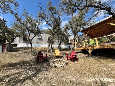 Unique Tilted Treehouse, Private Hot Tub, VIEW on acreage