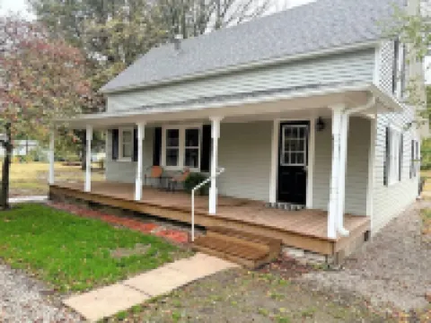 Crabapple Cottage     Your cozy temporary home