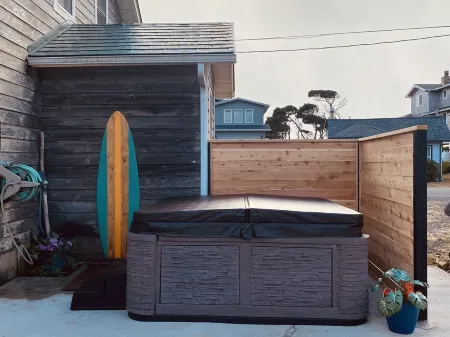 Easy Beach access, HOT TUB, kid & pet-friendly playroom. 3 Bedrooms, Sleeps 7-8