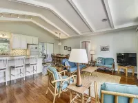 Cozy Vacation Home w/Sun Room in Bethany West