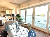 Charming cottage overlooking the bay in Padanaram Village. Hotel a Dartmouth