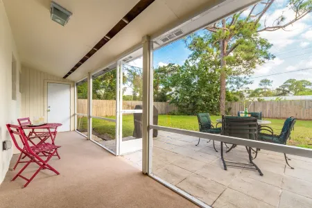 Coastal Cottage / 1 Mile to Hobe Sound Public Beach