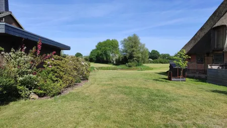 Modern studio apartment under thatch Отели в г. Рендсбург-Экернфёрде