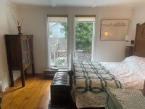 East Hampton/Springs Cottage- minutes walk to sea