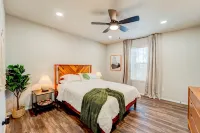 Trailside Modern Home 2-Bed, 1-Bath - Steps from Handcut Hollow Trails Hotels near Frank Lloyd Wright’s Bachman-Wilson House