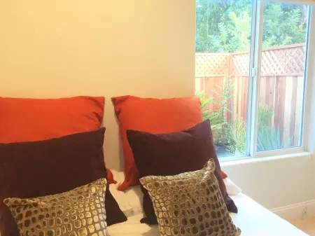 The PEACOCK suite next to a country club Отели рядом с достопримечательностью «Библиотека Уэст-Ковина»