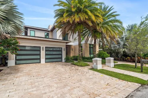 LUXURIOUS MANSION WITH 5 SUITES ON THE WATER!!