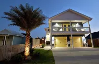 PCB Oasis, Stunning Private Saltwater Pool, 6 Min Walk to the Beach.