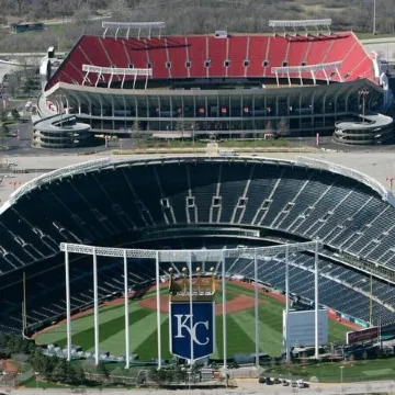 Spacious home with King bed - mins to Stadiums