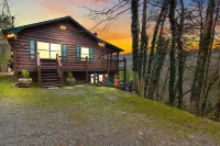 Mountain Views, Hot Tub, Fire pit, Game room, Close to town!