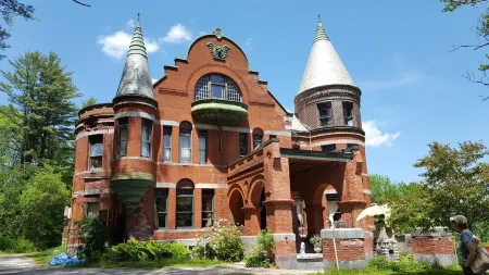 Historic Home w/glass house, mtn views, swim pond, near skiing, weekly discounts