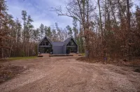 Modern Forest Chalet • Near Tippy Dam, Big-M & Caberfae • Starlink WiFi