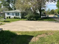 Cute cottage short walk from the beach.