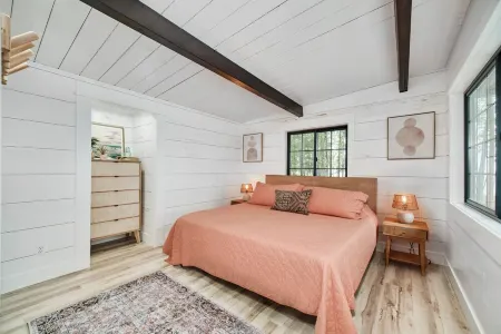 ★Modern Beach House w/Sunset Views/Trails/Golfing/Skiing/Secluded Beach★