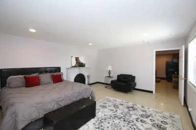 Cozy 2 Bedroom Hotels near Dill's Floral Haven, Inc.