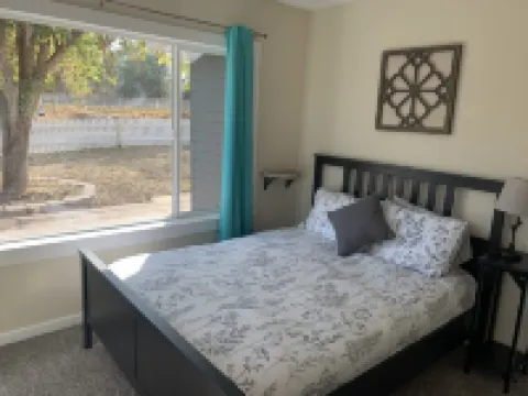 Whitetail cottage! 🦌 Spacious home with game room. Near OIT and SkyLakes. Hotels in Altamont