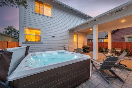 Old Mill Lodge: Craftsman w/Saltwater Hot Tub, Sauna, Steps to Old Mill Отели рядом с достопримечательностью «Государственный университет Орегон в Каскейдс»