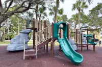 Beautiful Indian Rocks Beach Pool Home, 6 Seat golf cart included.