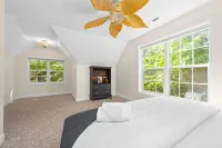 8 Bedroom MANSION Biltmore Lake with Hot Tub. Hotels in Lower Hominy