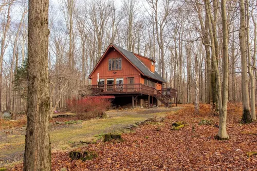 Woodsy A-Frame in Pocono Mountain Resort, Family and Pet Friendly!