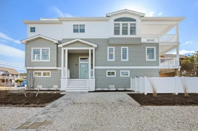 Brand-New Luxury Home with Amazing Bay Views/ SUNSETS-1 block to Ocean, Swim Spa Hotels near SCHI