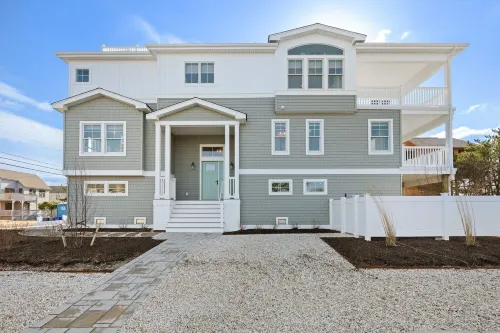 Brand-New Luxury Home with Amazing Bay Views/ SUNSETS-1 block to Ocean, Swim Spa