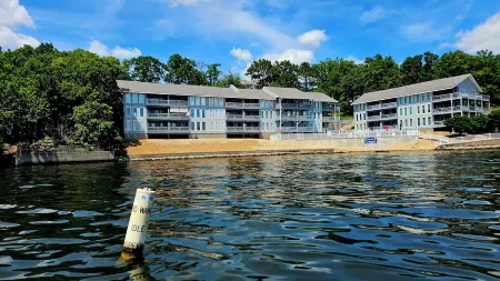 Beachy Lakefront - Covered Patio - Putting Green - No Stairs/Easy Access - Kg Bd