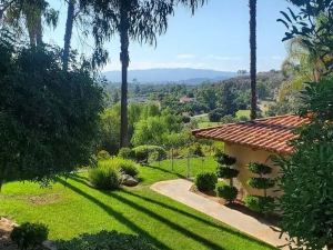 Detached guest house on private gated Spanish Estate with a pool, Temecula close