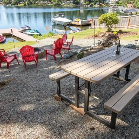 Lakefront 2 bedroom retreat
