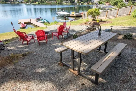 Lakefront 2 bedroom retreat