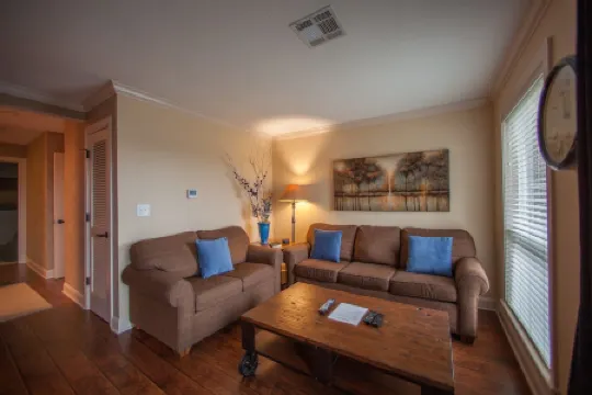 Walk In Level - Beautiful/Clean/Recently Remodeled 1BD/1BA at Pointe Royale