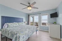 “Shore Thing” at our spacious Beachfront Oasis - WEST