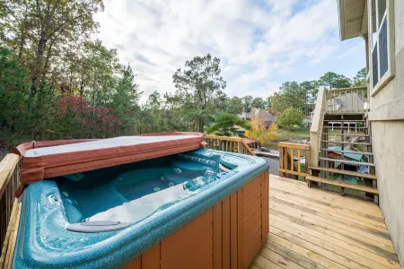 The St. Thomas On Lake Hamilton - Sleeps 10, Lakefront!