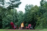 The Farmhouse at Pleasant Ridge | Hot tub