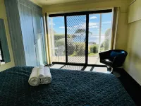 BINALONG BAY COTTAGE 2 bedrooms, 2 bathrooms, amazing views of Binalong Bay