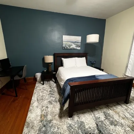 Clifton Scenic Lodge 3BR 2BA: Private Hot Tub, Spacious Patio, Offstreet Parking