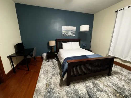 Clifton Scenic Lodge 3BR 2BA: Private Hot Tub, Spacious Patio, Offstreet Parking