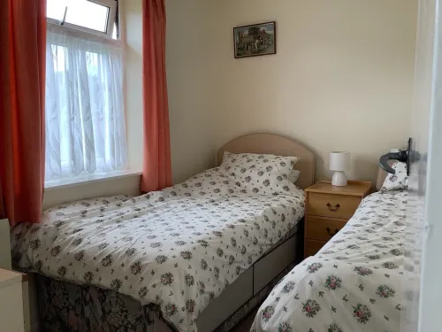 Charming  Bungalow  , much upgraded  Near a beach ,farm shop and steam railway Hotel di Watchet