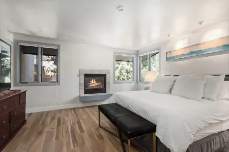 Modern, MTN Retreat w/ Fireplace, Pool, Hot Tub, Steps to Snowmass Base Village Отели рядом с достопримечательностью «Аспен Сноумасс Ски Резорт»